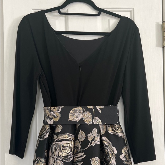 Elegant Black and Gold Floral Dress by Jessica Howard.Sz-12. - Picture 5 of 8